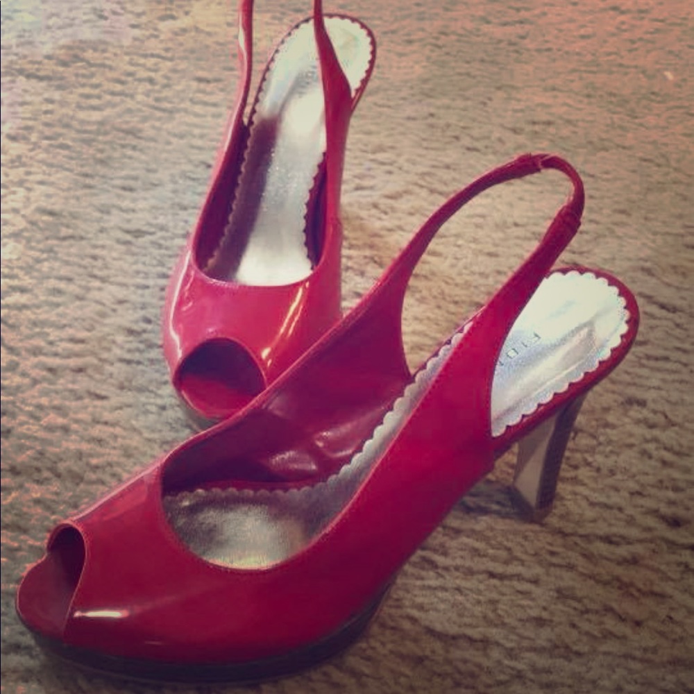Red Fioni Pumps